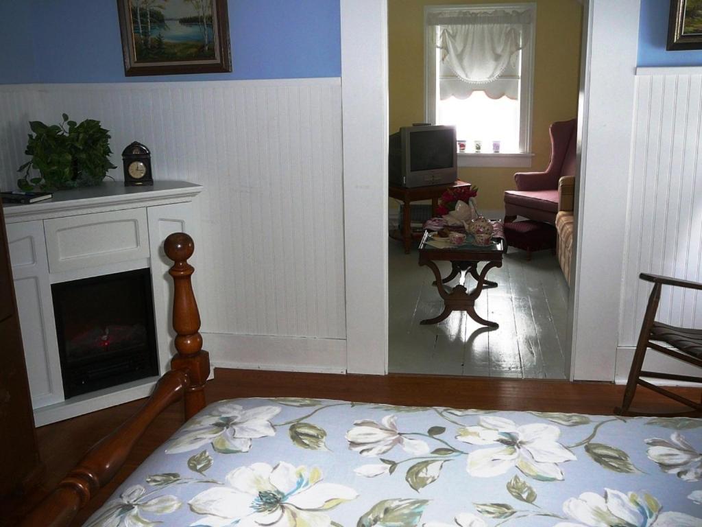 Gables Bed & Breakfast Bed & Breakfast Stayner Room photo